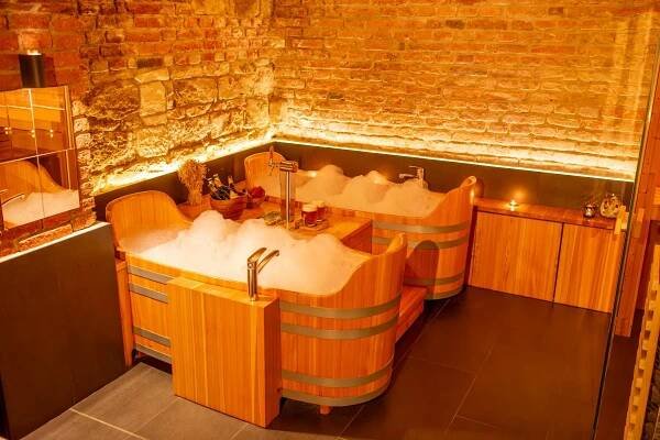 Pivní lázně pro 2-4 osoby: koupel, konzumace piva, občerstvení i sauna