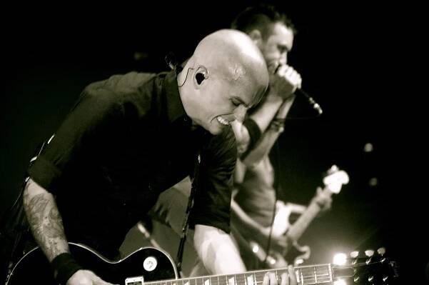 Súbor:Zach Blair Tim McIlrath Rise Against live 2008.jpg – Wikipédia