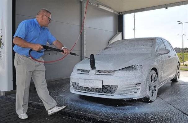 Šetřiví a opatrní Češi si oblíbili ruční myčky aut. Rostou jako houby po dešti