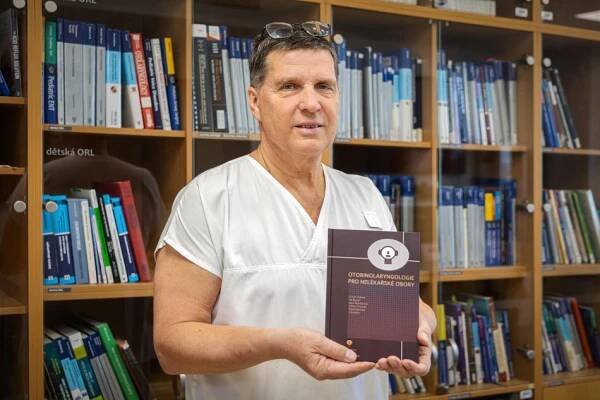 Na nové knize o ošetřovatelství v otorinolaryngologii se podíleli i zástupci Kliniky ORL FN Ostrava