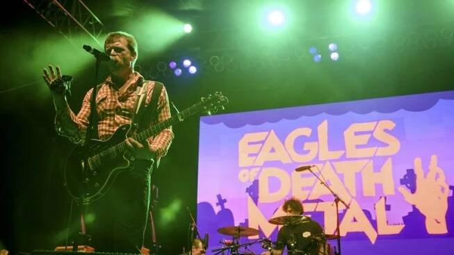 Členové skupiny Eagles of Death Metal jsou v pořádku, manažer zemřel
