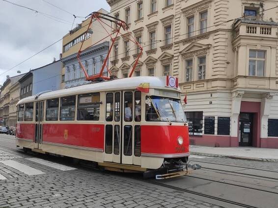 VIDEO: Nejstarší i nové. Průvod připomněl 130 let provozu elektrických tramvají
