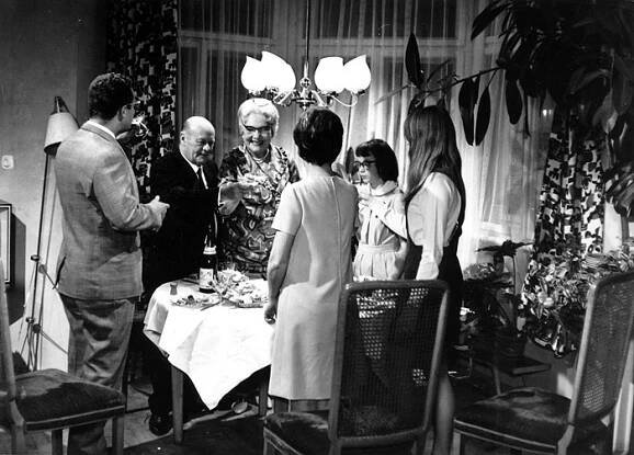 Bohuš Záhorský, Jiřina Šejbalová, Bohumila Houdková - Naše bláznivá rodina - Z filmu