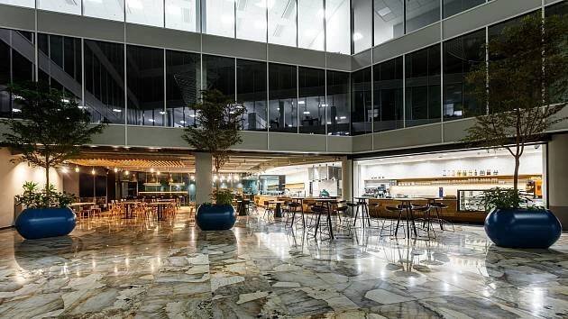 Oceněná novostavba v Olomouci ožívá, michelinský šéf Paulus tam otevřel bistro
