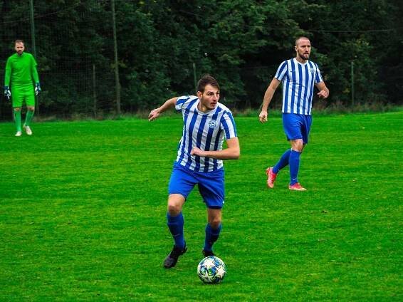 9. kolo krajského přeboru: FC Chotíkov 1932 - FK Okula Nýrsko (na snímku fotbalisté v modrobílých dresech) 2:1 (2:1).