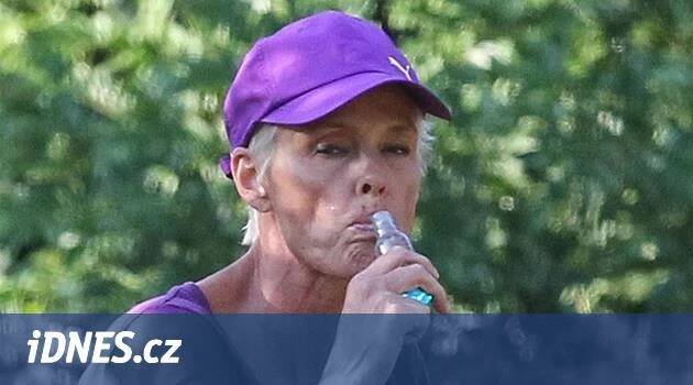 Nielsenová po opileckých fotkách přiznala boj s alkoholismem - iDNES.cz