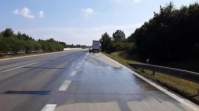Řidiči pozor. Dálnice D1 u Mořic je uzavřena. Kamion si prorazil palivové nádrže