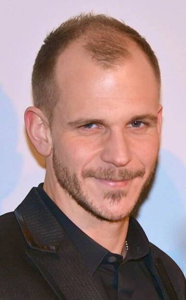 Soubor:Gustaf Skarsgård 2013 (cropped).jpg