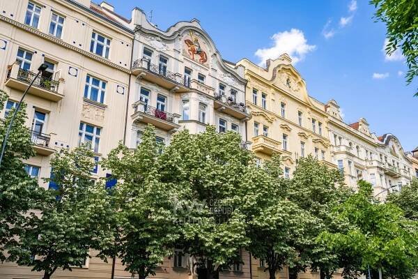 Prostorný byt 3+kk s balkonem, dvěma koupelnami a parkováním ve Vršovicích - Keller Williams