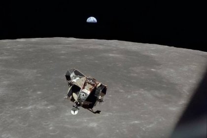 Eagle z Apolla 11 může stále obíhat kolem Měsíce