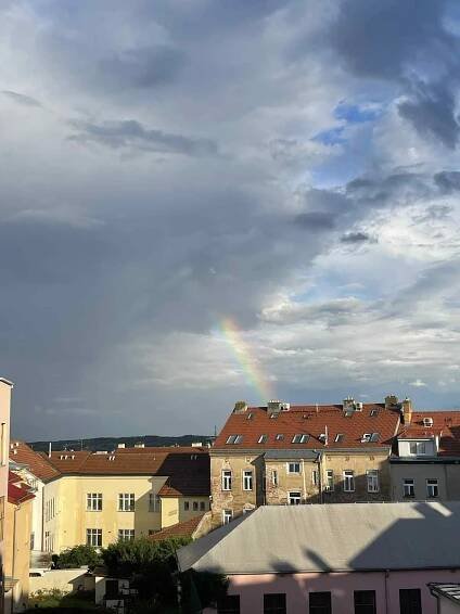 Nedělní duha nad Znojmem. Srpnový déšť rychle vystřídalo slunečné počasí