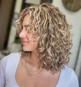 20 CURLY HAIRSTYLES FOR WOMEN OVER 50 - valemoods 