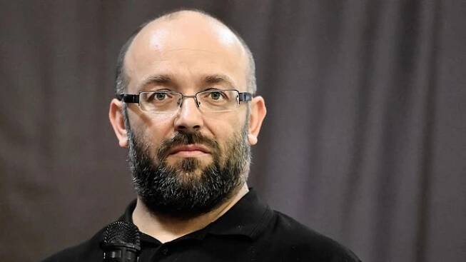 Daniel Sterzik, alias Vidlák, v poměrně krátkém čase dosáhl několika taktických „úspěchů“. Vytuneloval značku KSČM bez mrknutí oka jejího vedení, když ji překryl maskovací sítí Stačilo!.