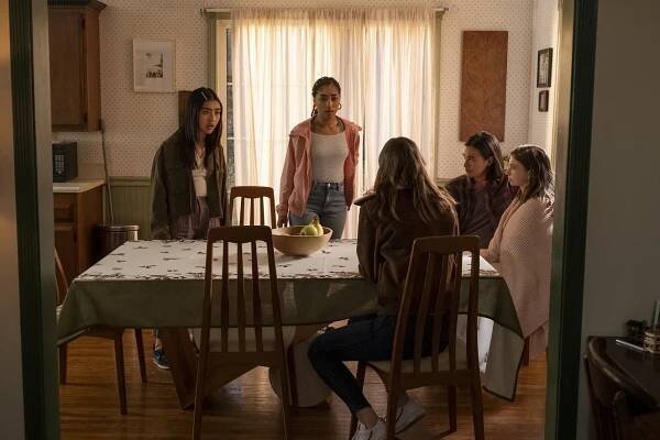 Lehké jako pírko - ...White as a Ghost - Z filmu - Brianne Tju, Adriyan Rae, Jordan Rodrigues, Katelyn Nacon