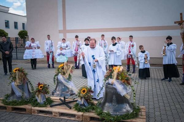 Žehnání zvonů Hrušky 2024 – Farnost Moravská Nová Ves – album na Rajčeti