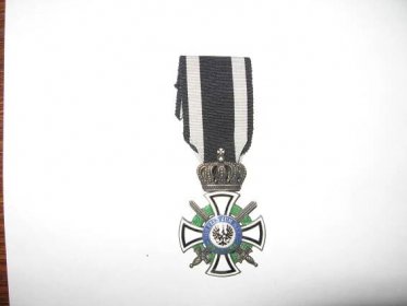 Královský hohenzollernský domácí řád - Kříž pro rytíře s meči z let  1914-18, udělen v roce 1917 členu naši rodiny.