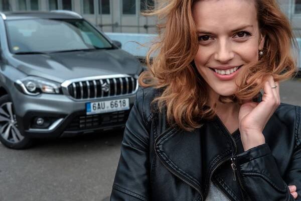 HEREČKA ANDREA RŮŽIČKOVÁ jezdí SUZUKI S-CROSS - Zenavaute