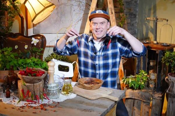Vychytávky Ládi Hrušky - epizoda Chilli pasta, sušenkový dort, motání dek, tuňákové karbanátky, domky ze špejlí, vychytaný taburet online