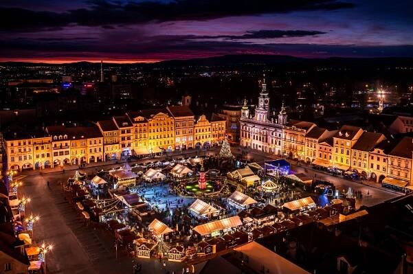 OBRAZEM: Adventní trhy v Českých Budějovicích opět nabízí kluziště, stánky i kulturní program | České Budějovice