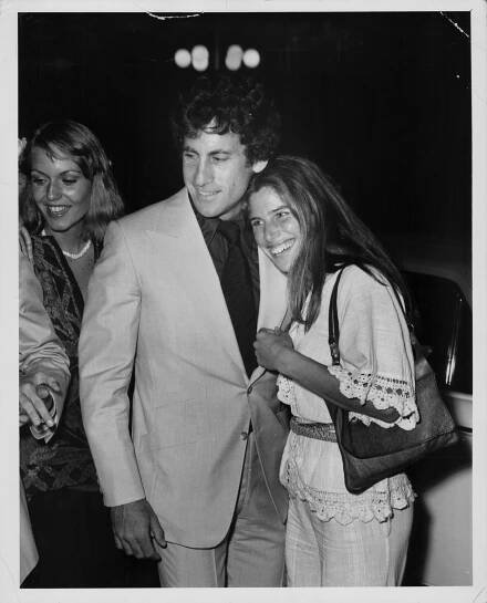 Paul Michael Glaser and Elizabeth Glaser at the ABC Television Convention at Century Plaza Hotel in Los Angeles, California, May 1976. | Source: Getty Images