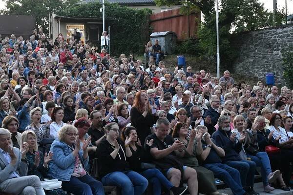 Venkovní koncert tenorů i funky kapely rozvlnil berounské letní kino