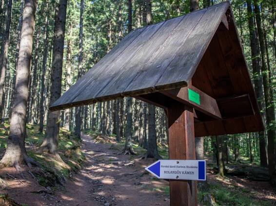 Rolandův kámen – skalní vyhlídka nad Karlovou Studánkou | PrimaVylety.cz