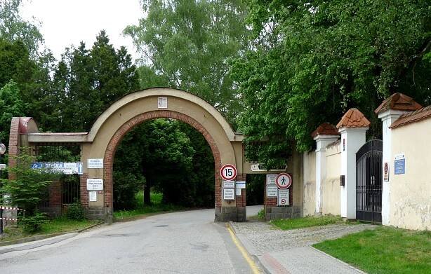 Brána do školního statku u obvodové zdi zahrady zámku