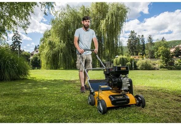 Riwall PRO RPV 4058, travní vertikutátor/provzdušňovač s benzinovým motorem 40 cm