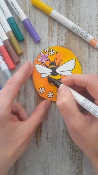 Obsahuje obrázek: Awesome Bee Painted Wood Slice