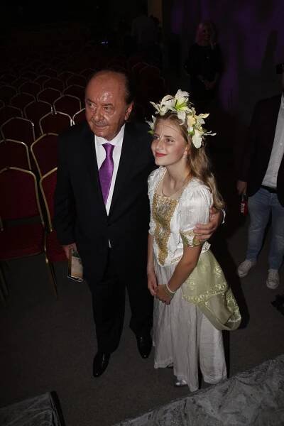 Anife Vyskočilová změnila účes a ukázala obrovský dekolt. Na divadelní premiéře byla nepřehlédnutelná. Promluvila o postavě