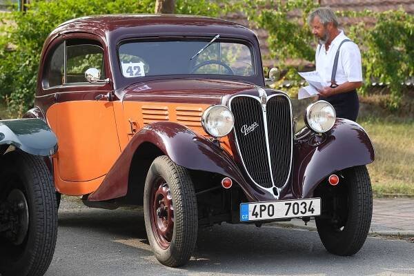 Majitelé veteránů měli sraz v Radobyčicích, na trať vyrazilo i auto z roku 1910
