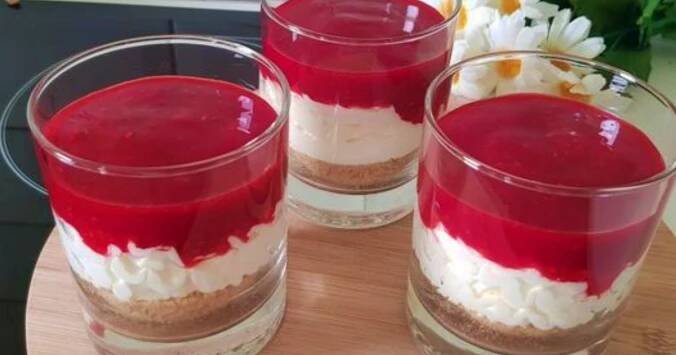 Jedinečný mini cheesecake: Krémový sušenkový zákusek se svěží vrstvou malin si získá vaše srdce. Skvělý (nejen) letní dezert!