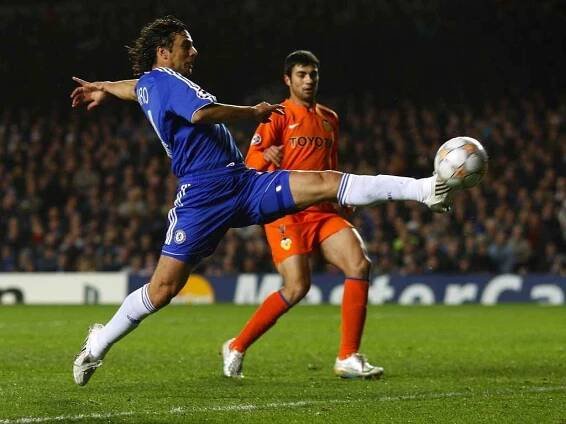 Chelsea - Valencie: Pizarro vs. Marchena.