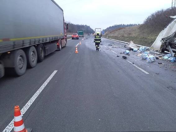 FOTO: Zablokovaná dálnice D1 od Brna, u Říčan havarovaly dva kamiony