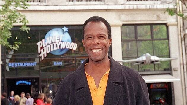 Clarence Gilyard Jr. před pařížskou restaurací z franšízy Planet Hollywood