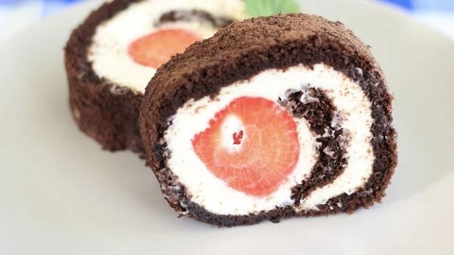 Bezlepková osvěžující roláda s mascarpone a jahodami