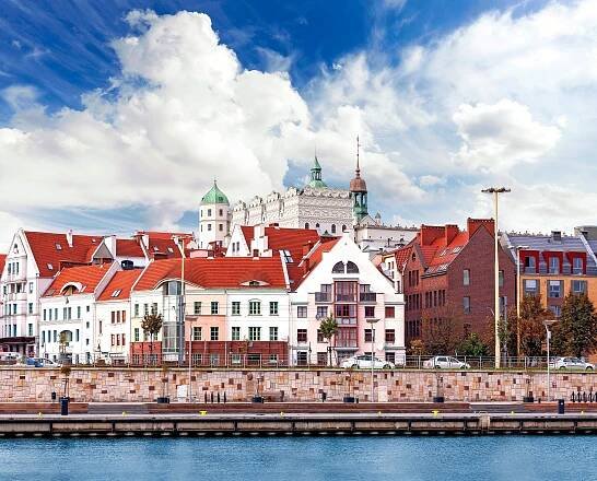 Widok na nabrzeże miasta Szczecin, Polska.