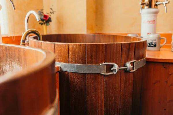 Lenošte spolu: vířivka, sauna i privátní koupel v kádi a neomezené pití piva pro 2 osoby