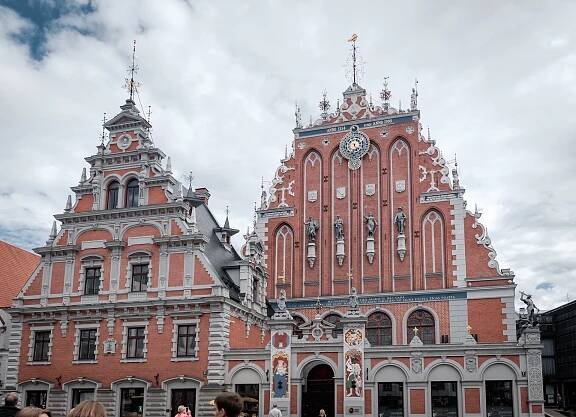 Maurský dům ze 14. st., nejfotogeničtější budova Staré Rigy, původní stavba byla zdemolována v r. 1941, v r. 2001 vznikla její přesná replika podle původních stavebních plánů