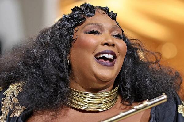 Lizzo Showed Off a New Yitty Thong, but It's the Wavy Partial Box Braids for Me — See Photos