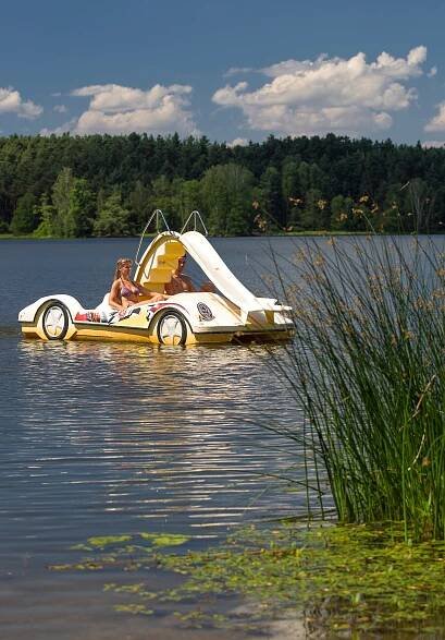 Pärchen fährt Tretboot am Strandbad - Camping am See