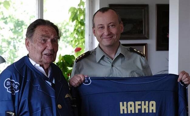 Válečný veterán Jiří Kafka dostal ke 100. narozeninám army dres Dukly