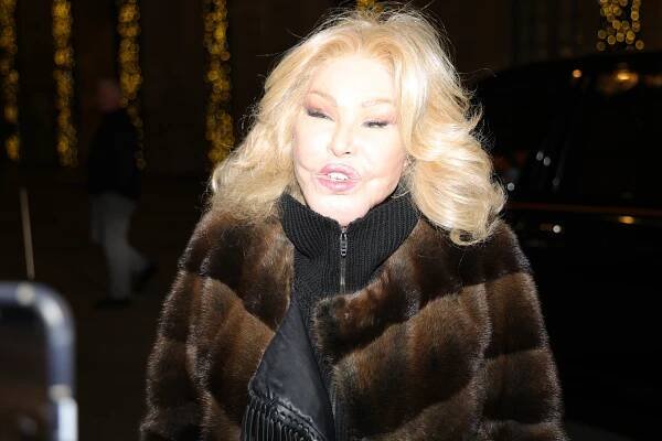 Zemřela „kočičí žena“ Jocelyn Wildenstein (†84). Vytoužené svatby se miliardářka nedočkala, extrémní plastiky popírala
