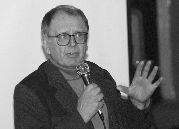 Vsadil se, že do měsíce založí divadlo. Miloslavu Šimkovi by bylo osmdesát