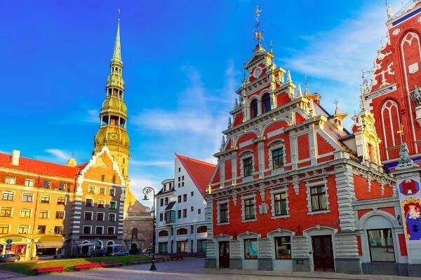 Radniční náměstí ve starém městě Riga, Lotyšsko — Stock obrázek