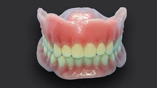 Zubní náhrady z 3D tiskárny jsou na setiny milimetru přesné. Česká firma chystá výrobu