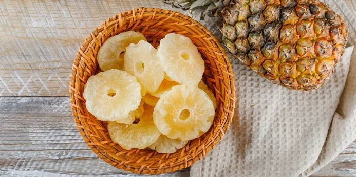 Víte, proč většinu lidí čerstvý ananas na jazyku nepříjemně štípe a pálí a jak této reakci předejít?