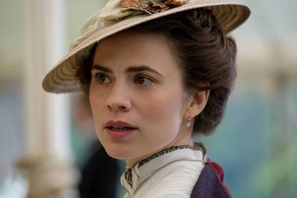 Rodinné sídlo - Episode 3 - Z filmu - Hayley Atwell