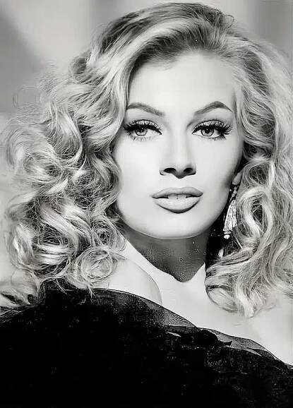 Photos of the Most Famous Pin-Up Models of All Time
