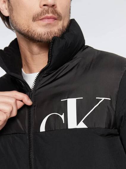 detail Calvin Klein pánská černá bunda
